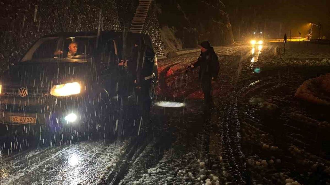 Ordu-Sivas kara yolu yoğun kar ve tipi nedeniyle ulaşıma kapandı