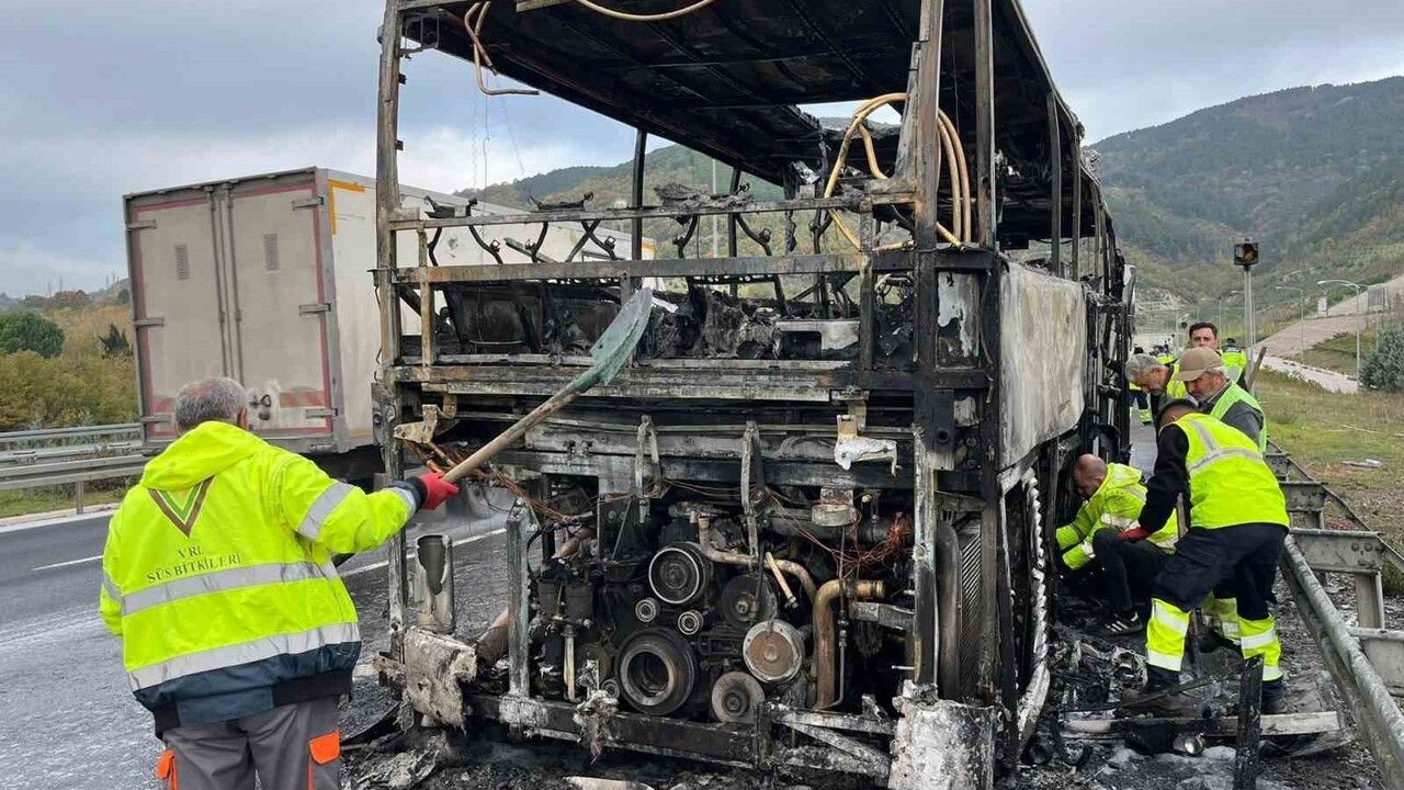 Orhangazi Tüneli yakınında öğrencileri taşıyan otobüste motor yangını — 39 öğrenci tahliye edildi