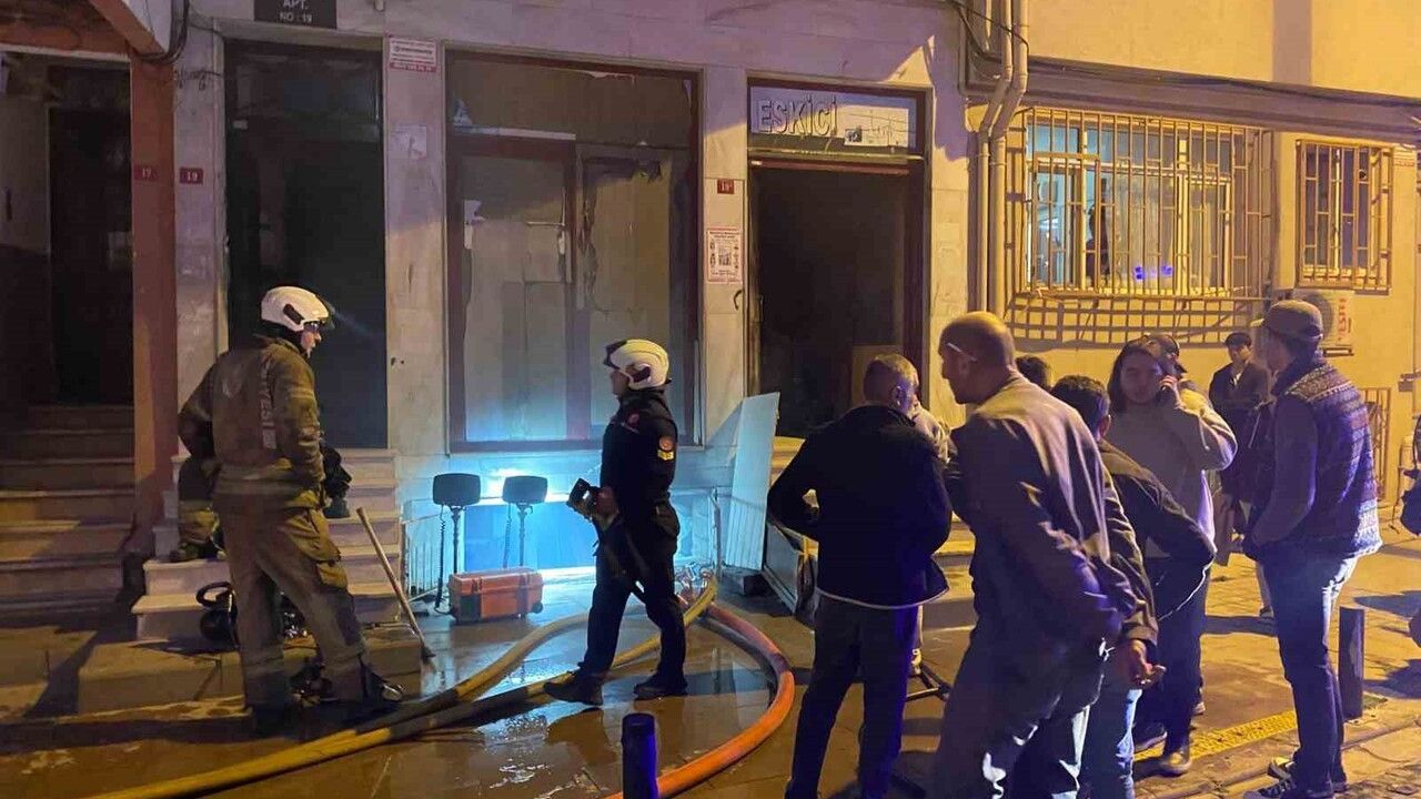 Ortaköy'de antika dükkanında çıkan yangın itfaiye tarafından söndürüldü