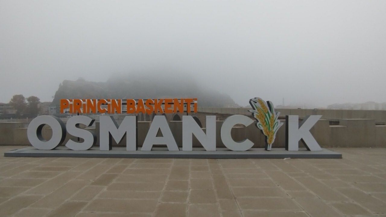 Osmancık’ta Sabah Sisi: Tarihi Kale ve Köprü Kartpostallık Görüntülere Sahne Oldu