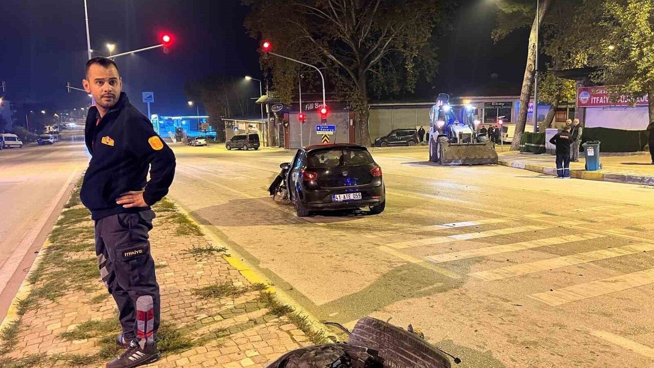 Osmaneli'de otomobil üst geçit direğine çarptı: 1 yaralı