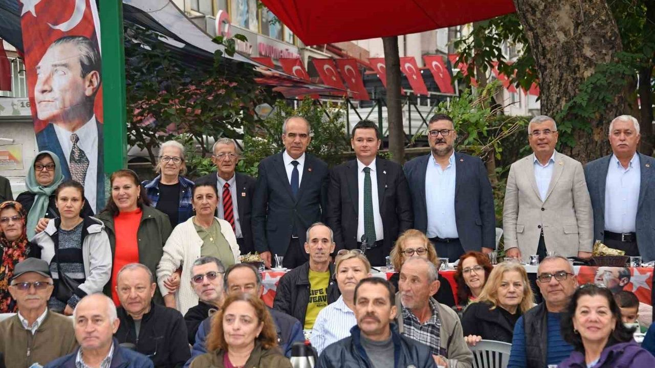 Osmangazi Belediye Başkanı Erkan Aydın Hocahasan Mahallesi'nde kahvaltıda vatandaşlarla buluştu