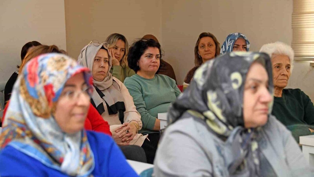 Osmangazi Belediyesi'nden OSMEK Kursiyerlerine 'Kadın ve Toplum' Söyleşisi