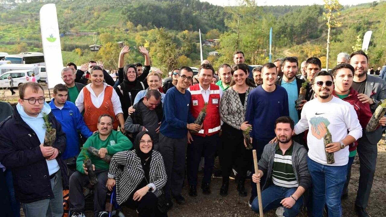 Osmangazi'de '1 Kitap 1 Fidan' kampanyasıyla 700 fidan Çağlayan Mahallesi'nde dikildi