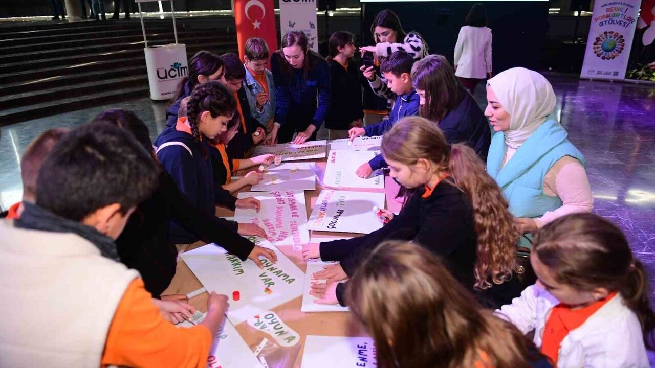 Osmangazi'de çocuklar Dünya Çocuk Hakları Günü'nde haklarını öğrendi ve pankartlarla ifade etti