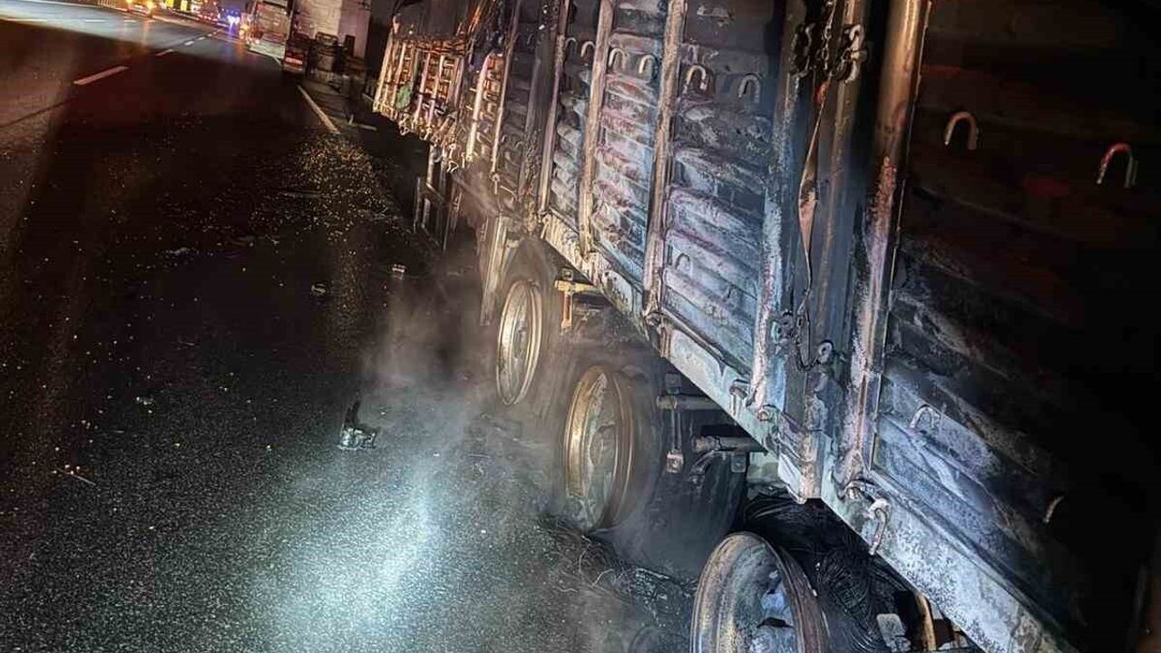 Osmaniye'de mısır yüklü tırın dorsesinde çıkan yangın söndürüldü