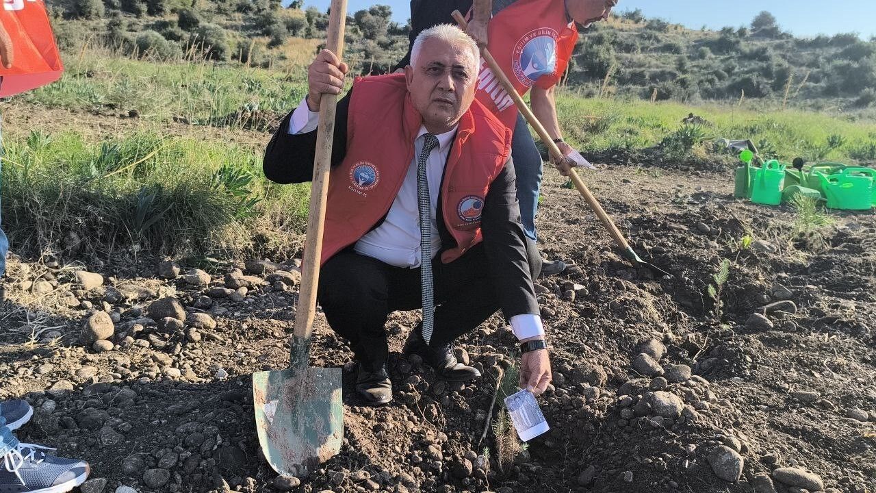 Osmaniye'de öğretmenler Başöğretmen Atatürk Hatıra Ormanı'nda fidan dikti