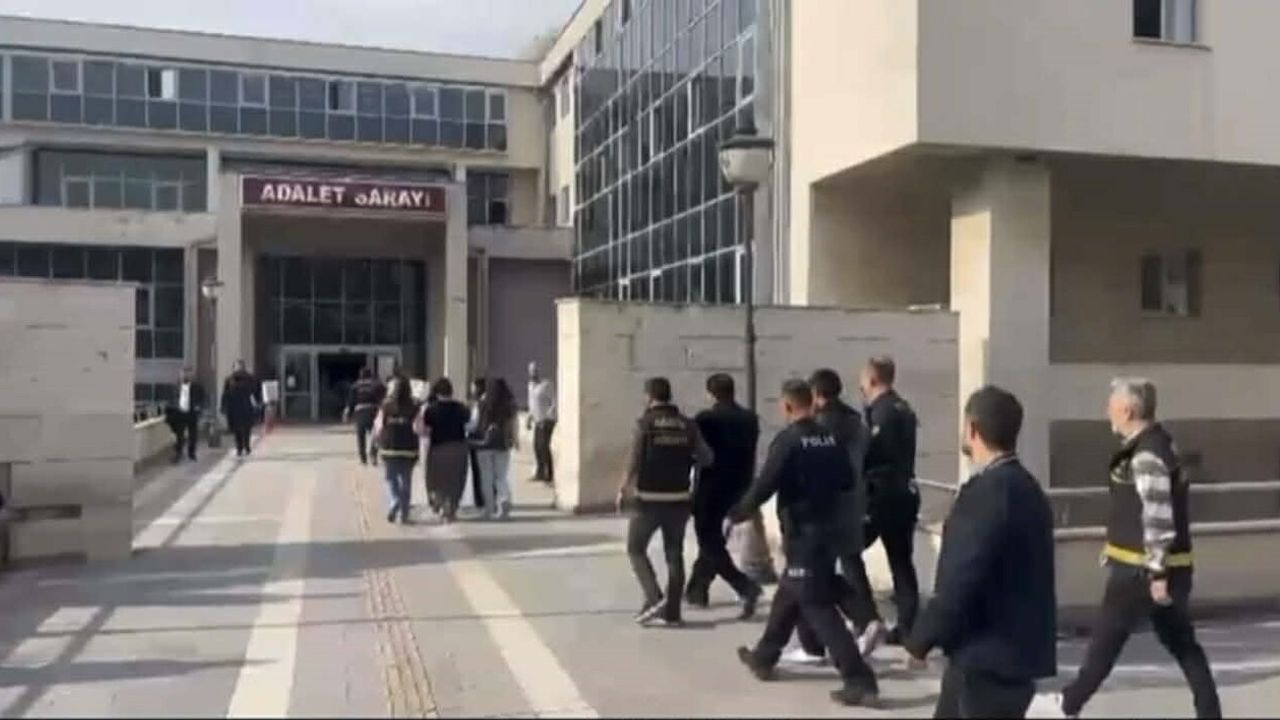 Osmaniye'de pazarda yankesicilik: 5 şüpheli gizli bölmeli araçla yakalandı