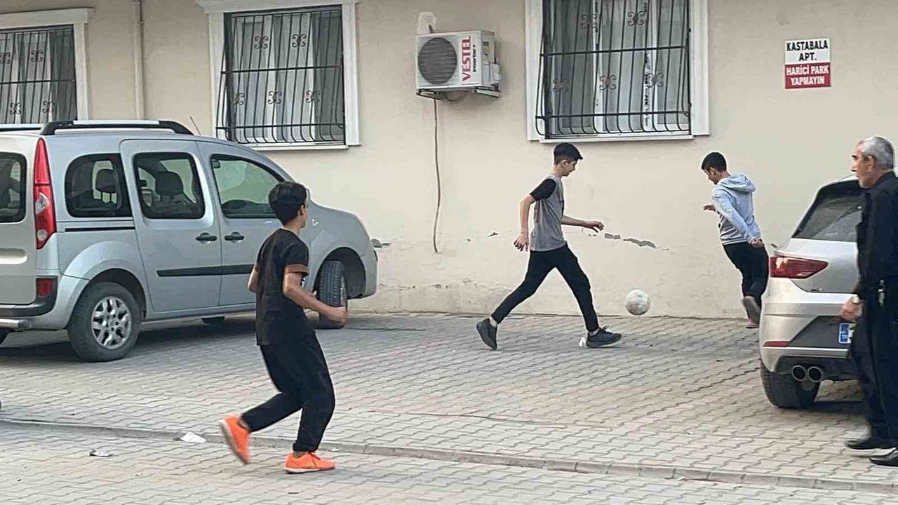 Osmaniye'de Raufbeyspor çocuklarının taş kale transfer videosu sosyal medyada ilgi çekti