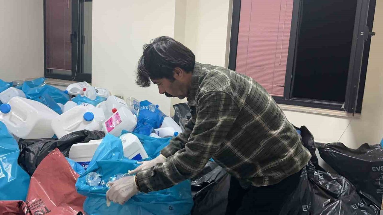 Osmaniye'de sağlık memuru Mecit İnekçi, plastikleri geri dönüşüme kazandırıp SMA'lı çocuklara destek veriyor