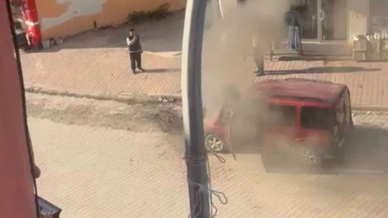 Osmaniye Düziçi’nde Park Halindeki Hafif Ticari Araç Alev Aldı; Esnaf Müdahalesi Yangını Söndürdü