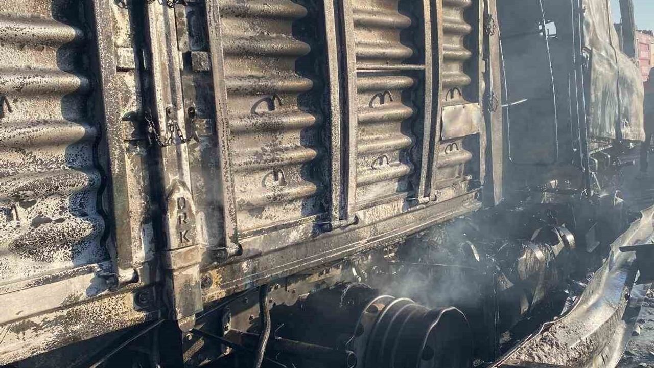 Osmaniye Düziçi'nde tırın kupasında çıkan yangın söndürüldü