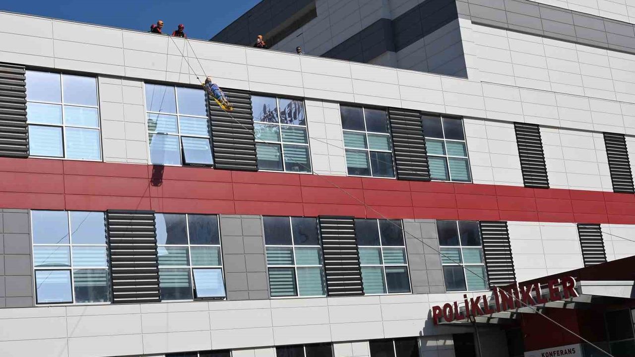 Osmaniye Eğitim ve Araştırma Hastanesi'nde 2025 HAP Tatbikatı: 7,5 Büyüklüğünde Deprem Senaryosu Uygulandı