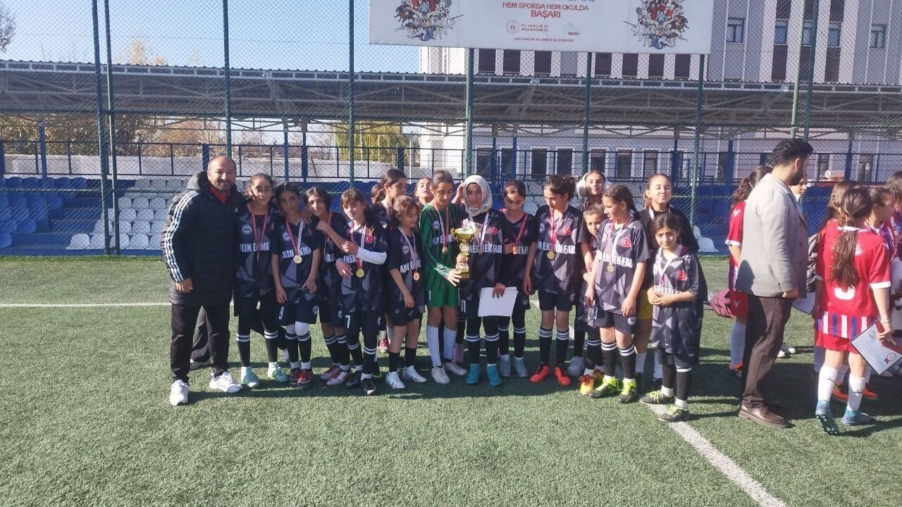 Özalp Yatılı Bölge Okulu Yıldız Kız Futbol Takımı Van İl Birincisi Oldu