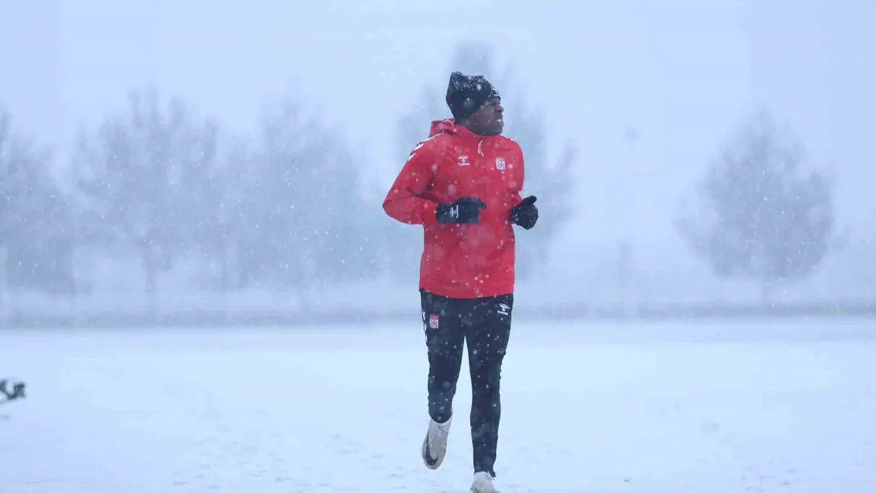 Özbelsan Sivasspor, Kar Altında Esenler Erokspor Maçı İçin Hazırlıklarını Sürdürdü