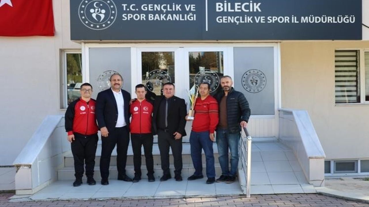 Özel Sporcular Down Sendromlu Basketbol Milli Takımı Bilecik’te: Avrupa İkincileri İl Müdürünü Ziyaret Etti