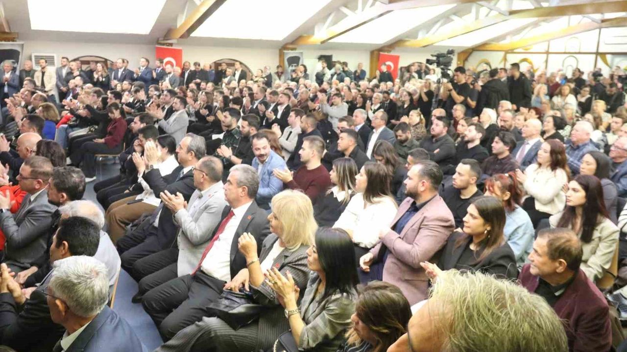 Özgür Özel: Beka sorunu tanımı gençlerin yurtdışına yönelimiyle farklılaşıyor