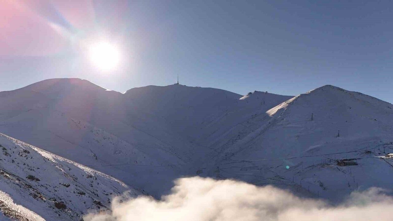 Palandöken Dağı sabah sisleriyle örtüldü; drone görüntüleri ortaya çıktı