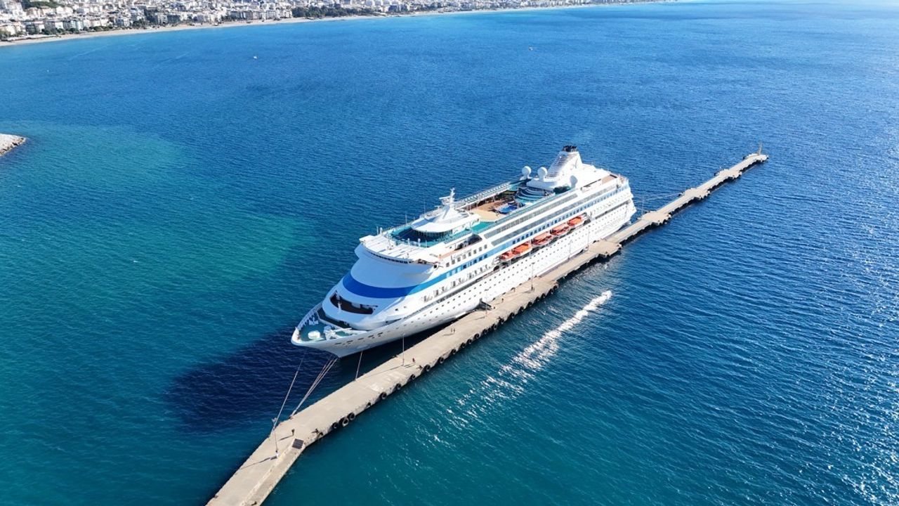Palau Bandıralı 'Astoria Grande' Kruvaziyer Gemisi Alanya Limanı'na Demirledi