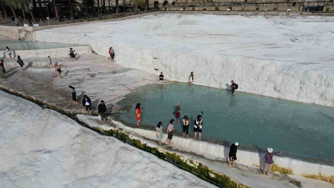 Pamukkale'ye Asya Turistleri Akını: UNESCO Listesindeki Travertenlerde Yoğunluk