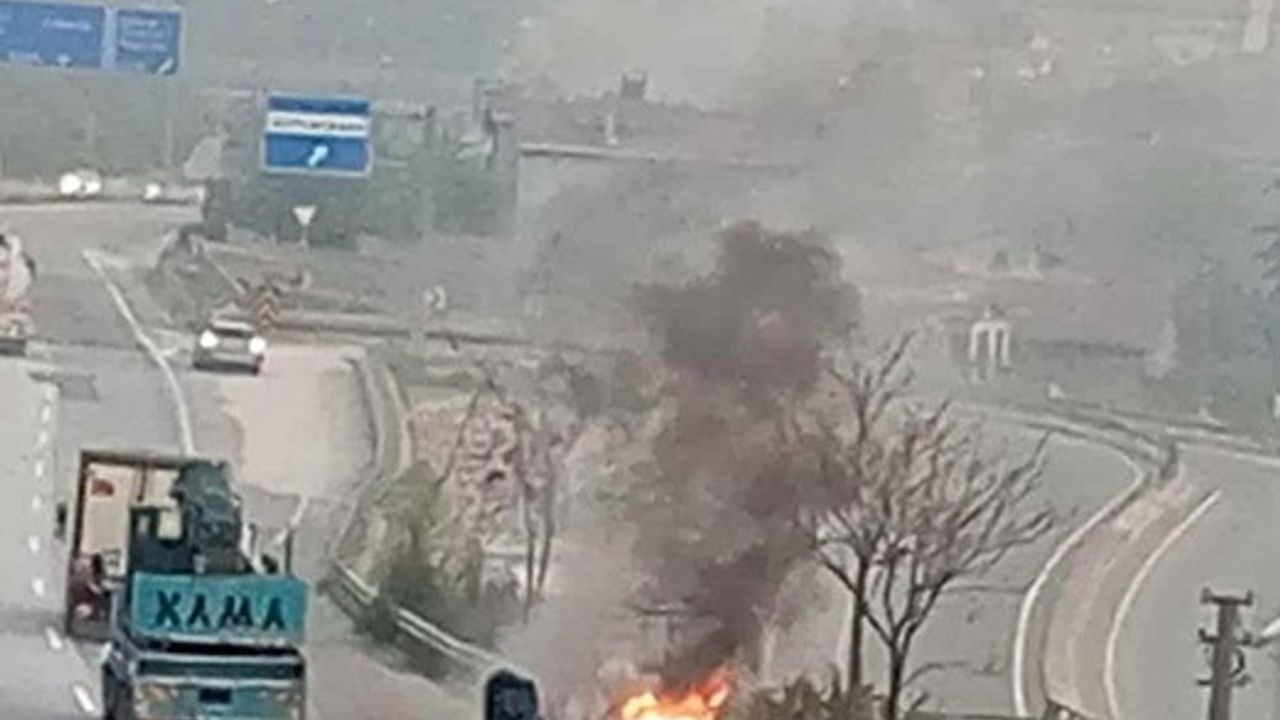 Pamukova'da seyir halindeki otomobil alev aldı, itfaiye söndürdü