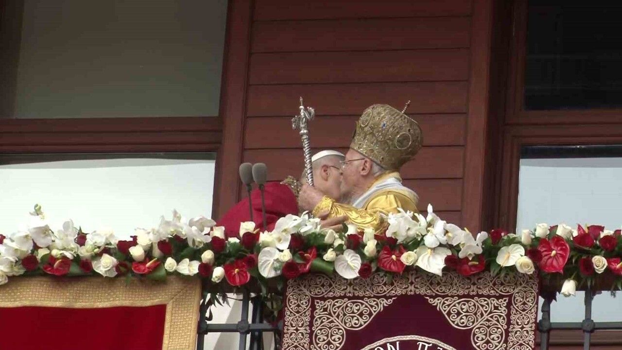 Papa 14. Leo, Aya Yorgi Kilisesi'ndeki İlahî Ayin Sonrası Patrik Bartholomeos ile Katılımcıları Selamladı