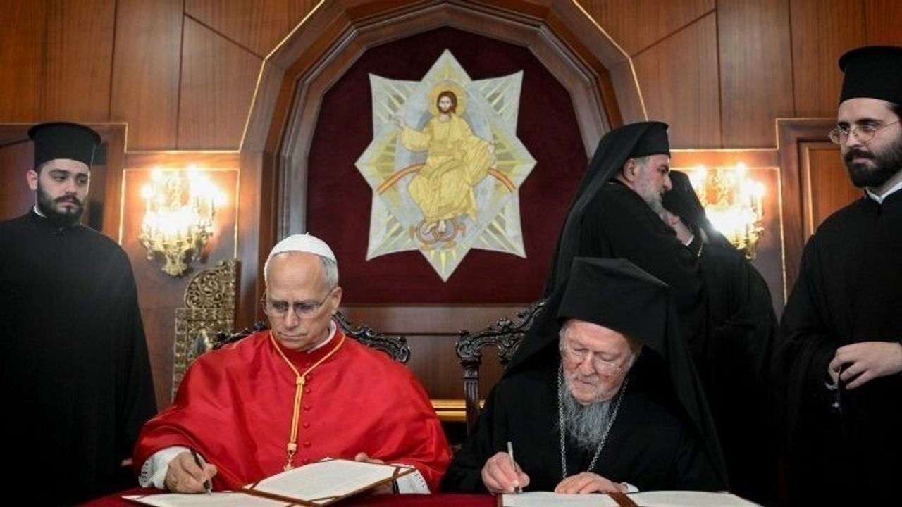 Papa 14. Leo, Balat'ta Fener Rum Patrikhanesi'ni ziyaret etti ve Patriği Bartholomeos ile görüştü