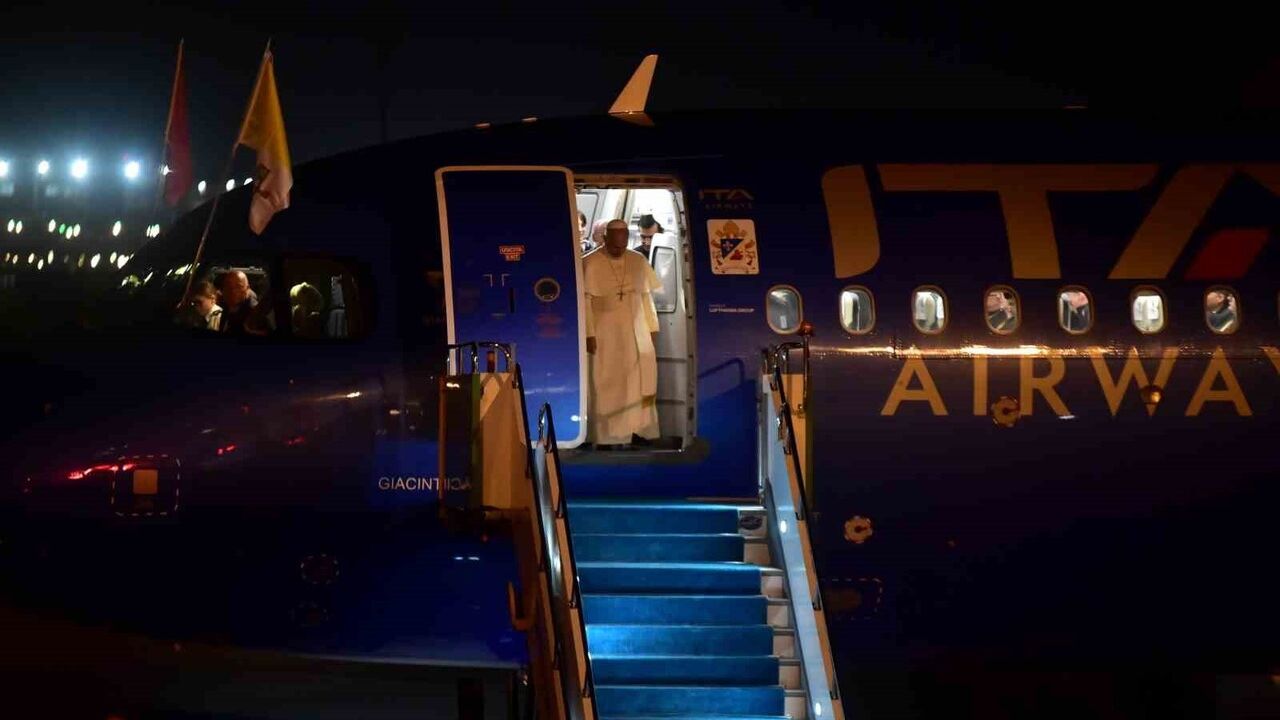 Papa 14. Leo İstanbul’a geldi: Atatürk Havalimanı’nda resmi karşılama