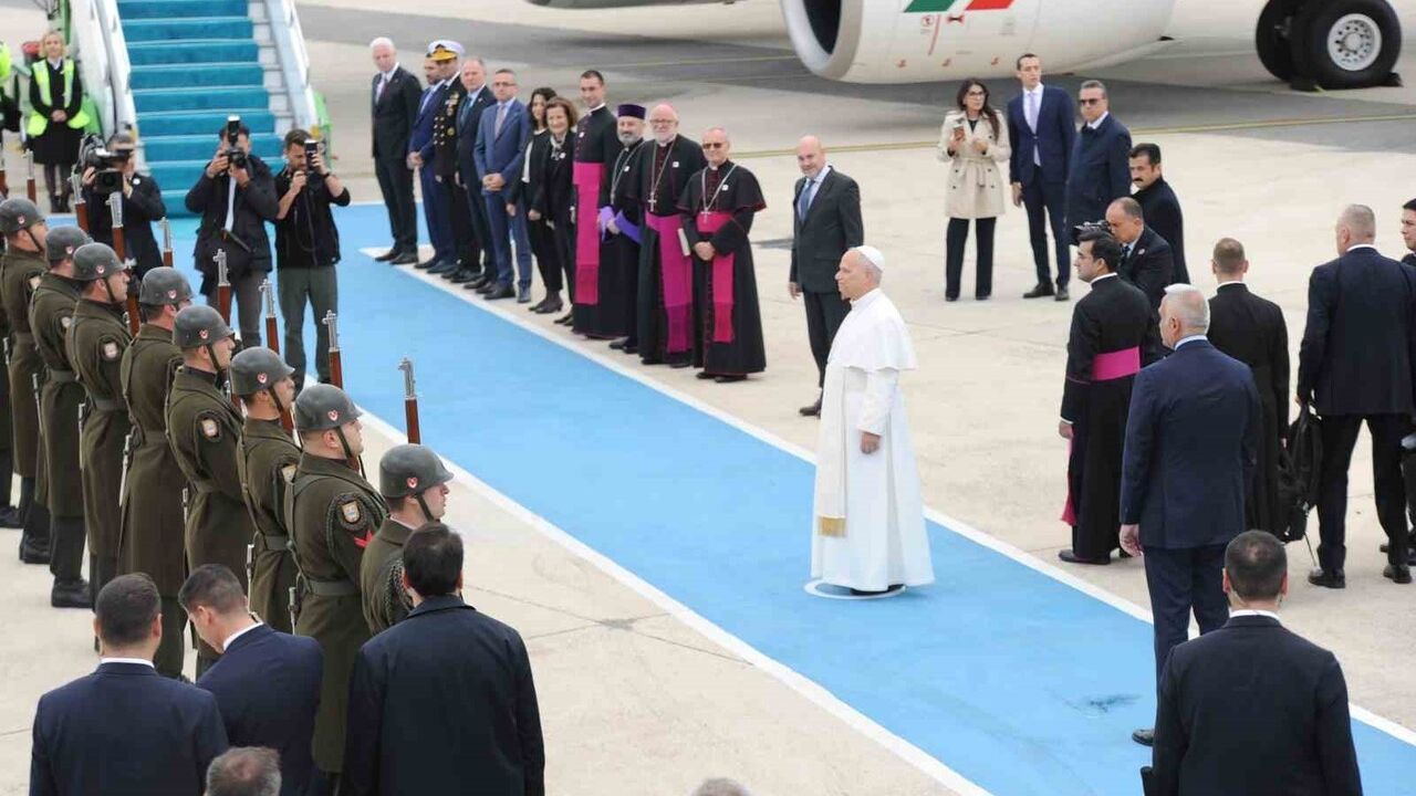 Papa 14. Leo, İstanbul ziyaretinin ardından Atatürk Havalimanı’ndan ayrıldı