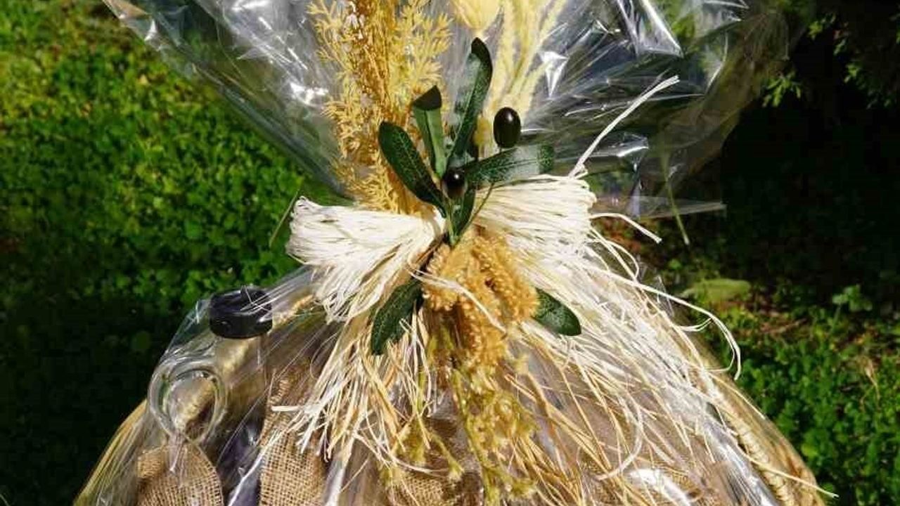 Papa 14. Leo’ya İznik’te Bursa’nın coğrafi işaretli ürünleri ve ipek minyatür hediye edildi