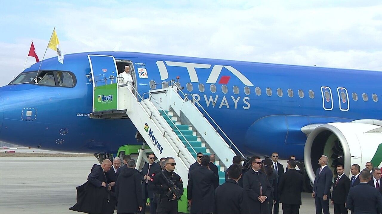 Papa 14. Leo'yu Taşıyan Uçak Ankara'ya İndi