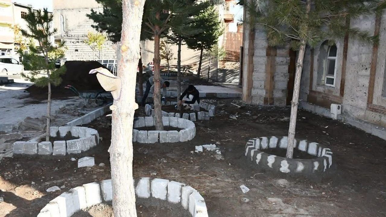 Patnos Belediyesi, Alparslan Camii çevresinde kaplama ve çevre düzenlemesini tamamladı