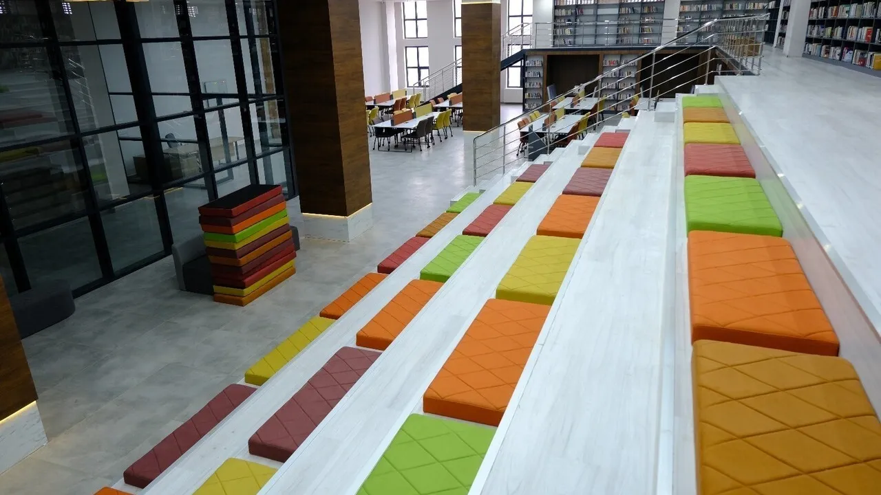 Patnos İlçe Halk Kütüphanesi'nde tefrişat tamamlanıyor, hizmete açılmaya hazırlanıyor