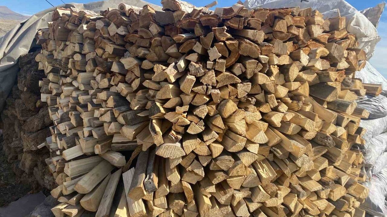 Patnos’ta kış öncesi odun istifleme çalışmaları hızlandı