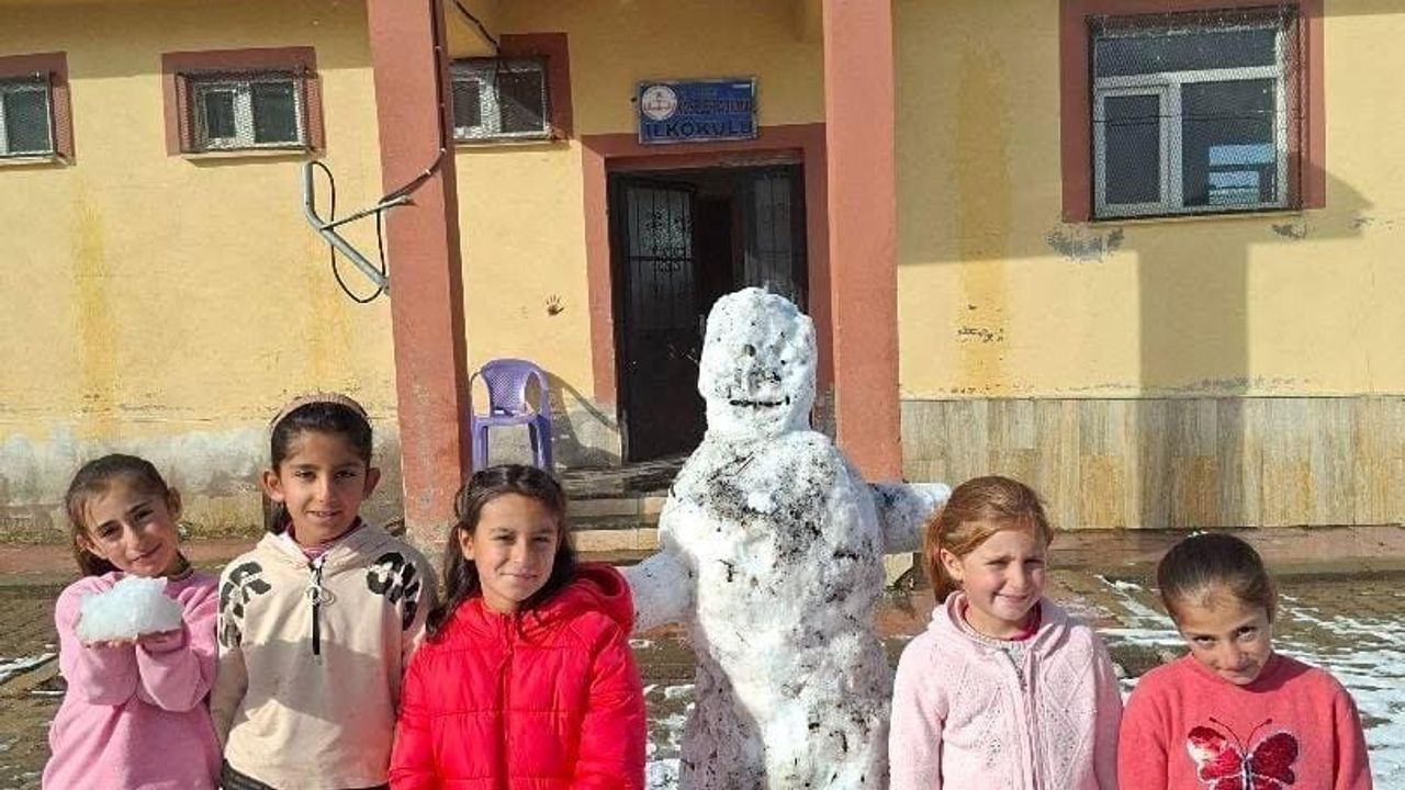 Patnos'ta öğrenciler Köseler Adilova İlköğretim Okulu'nda mevsimin ilk kardan adamını yaptı