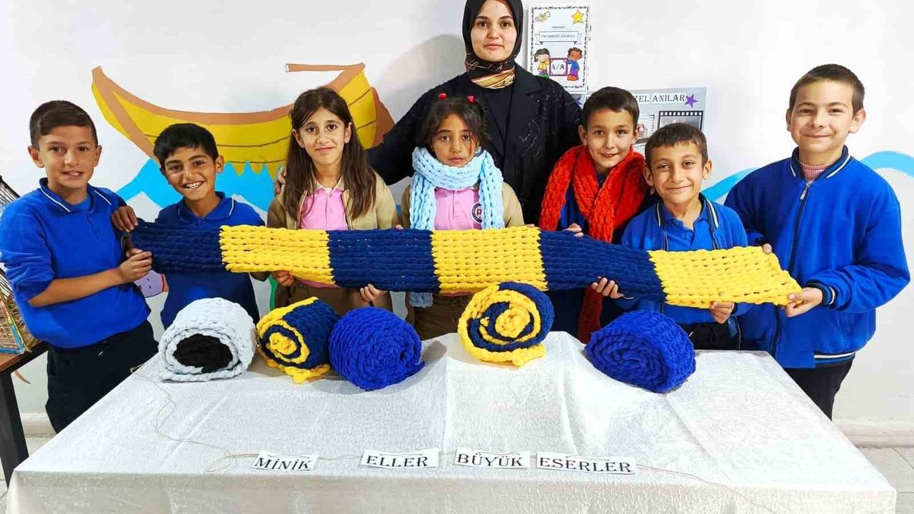 Payamdüzü Köyü'nde ilkokul öğrencileri Yaşam Becerileri Projesi ile atkı örerek kışa hazırlanıyor