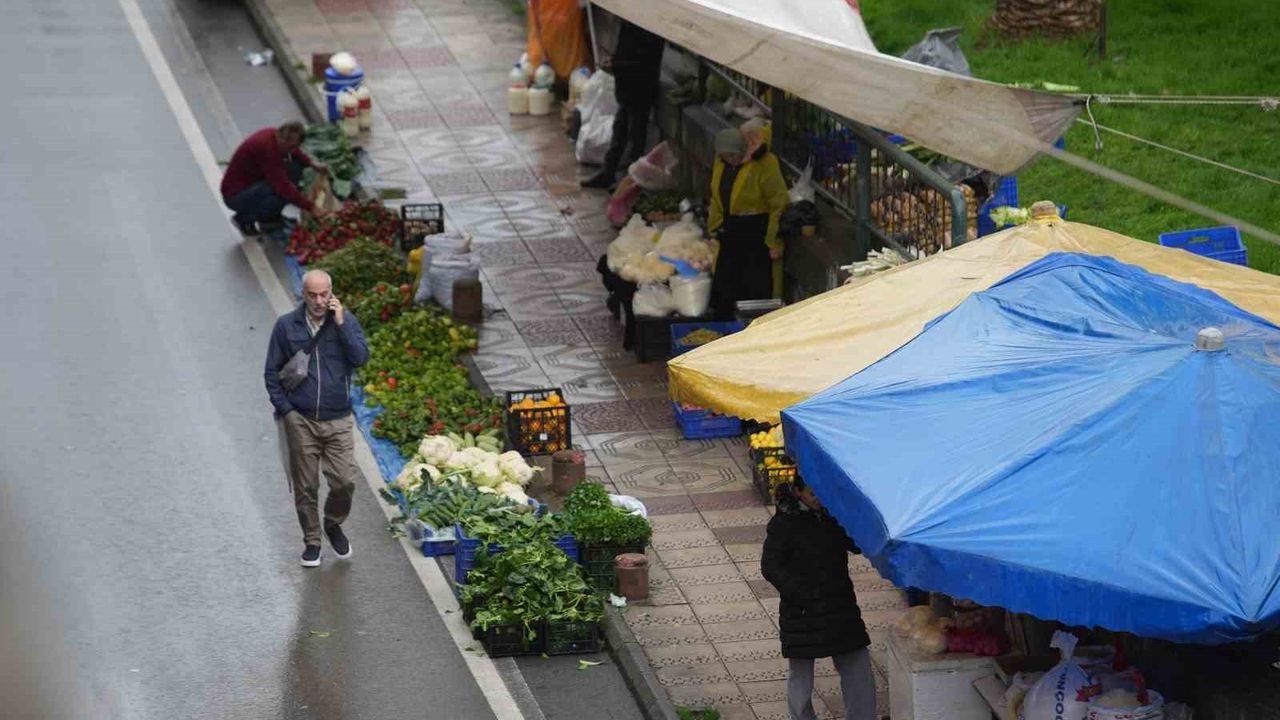 Pazarcı tutumları semt pazarlarını zayıflatıyor; alışveriş marketlere kayıyor