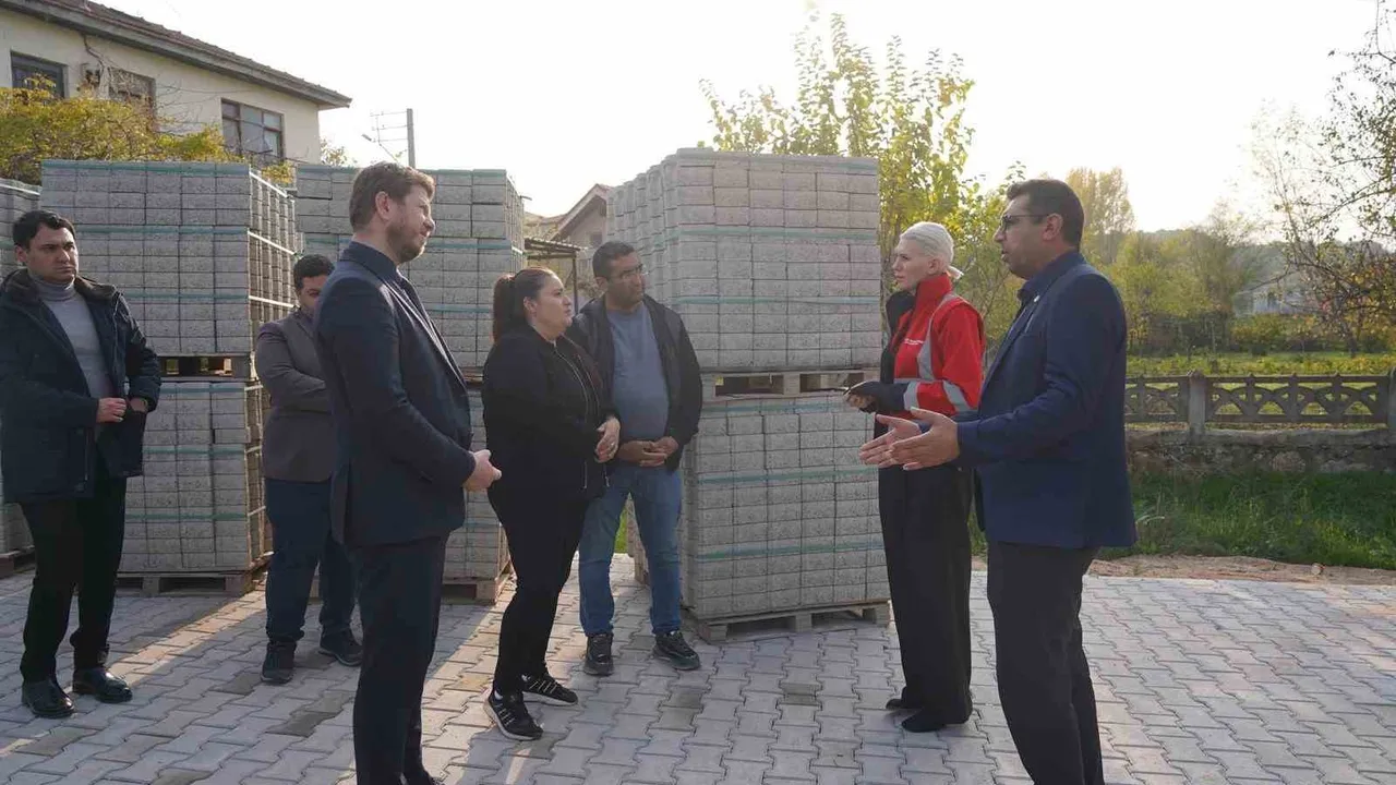 Pelitözü Mahallesi kilit parke çalışmalarıyla çamur ve tozdan kurtuluyor