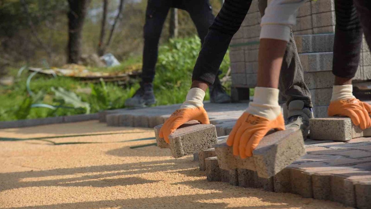Pelitözü Mahallesi'nde kilit parke çalışmalarıyla cadde ve sokaklar yenileniyor