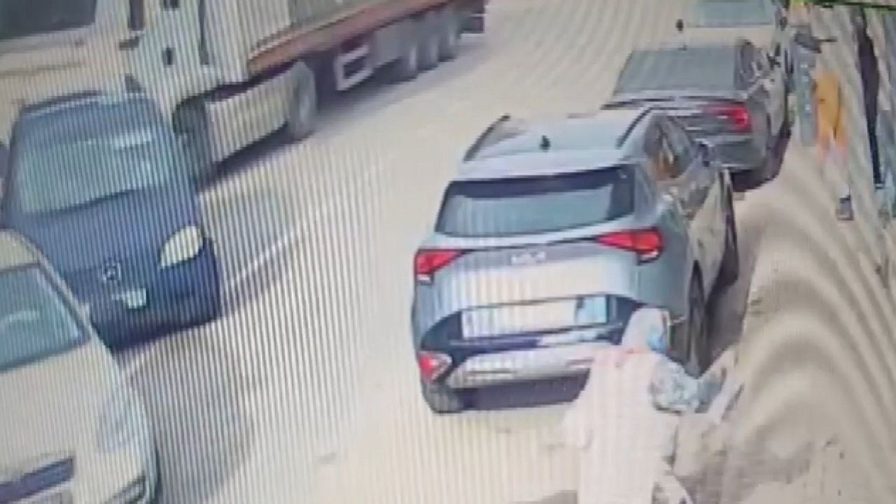 Pendik'te tır 5 araca çarptı; sürücünün direksiyonda uyuduğu iddia edildi