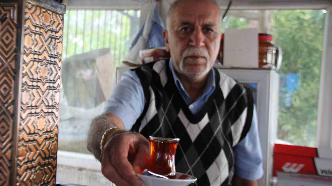 Pertek’te 25 yıldır 5 liraya çay satan 'Pala Dayı' esnaf geleneğini sürdürüyor