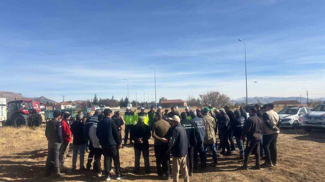 Pınarbaşı'nda traktörlere 275 üçgen reflektör dağıtıldı