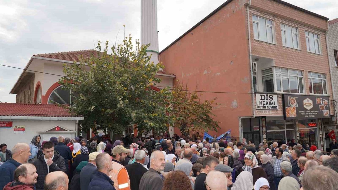 Pınarhisar'da 57 Kişilik Umre Kafilesi Kurtuluş Camii Önünden Dualarla Uğurlandı