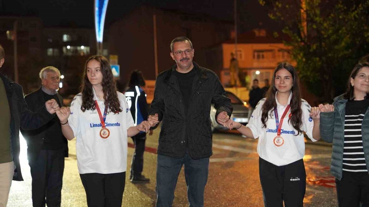 Pınarhisar Gençlik Spor Kulübü şampiyonları davul-zurna ve meşalelerle karşılandı