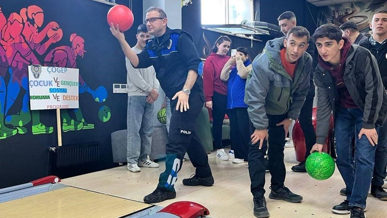 Polisler ve özel çocuklar 'Hep Birlikte Aileyiz' projesi kapsamında bowling etkinliğinde buluştu