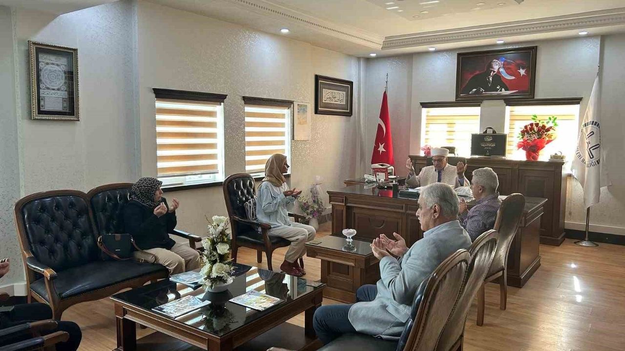 Polonyalı Gazeteci Aleksandra Antalya'da İslamiyeti Kabul Edip 'Ayşe' Adını Aldı