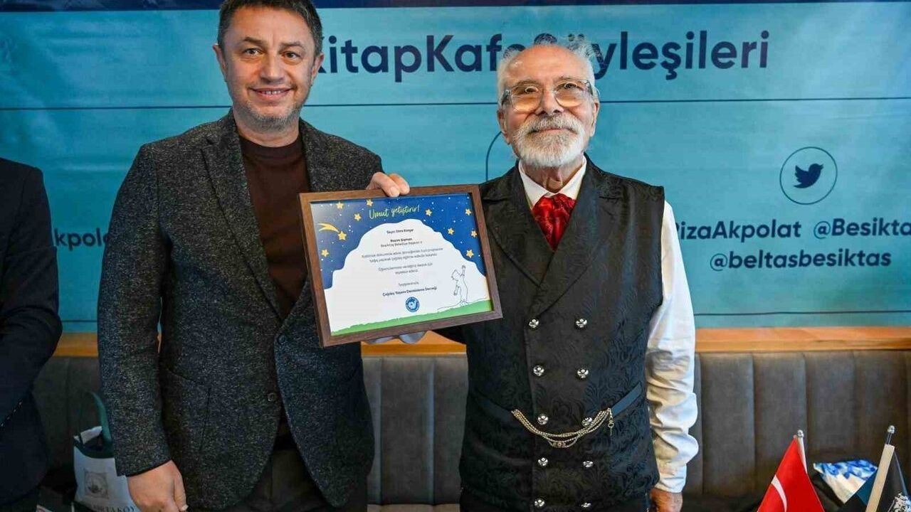 Prof. Dr. Emre Kongar Beltaş Kitap Kafe'de 'Hayat Yaşadığına Değsin' için okurlarıyla buluştu
