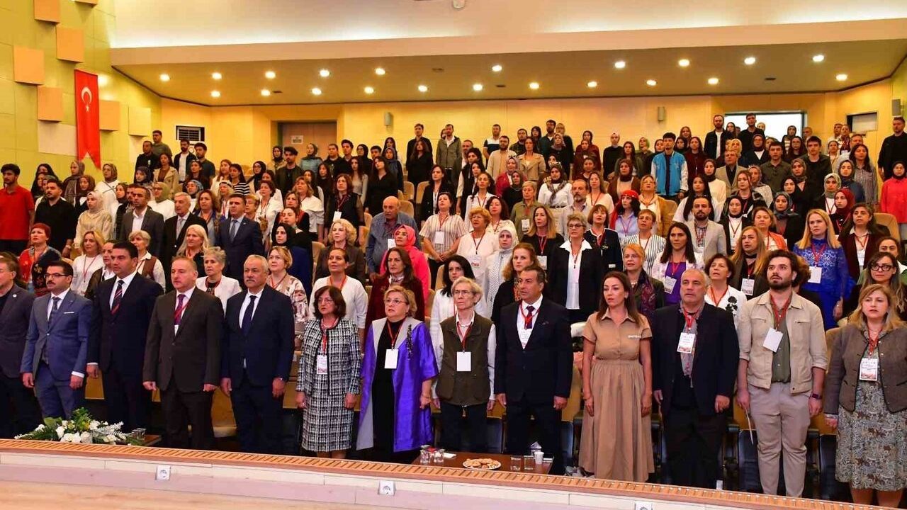 Prof. Dr. Mehmet Ali Eroğlu'na Türk Kültür ve Sanatına Katkı Ödülü — 7. Uluslararası Geleneksel, Yöresel ve Kültürel Değerler Sempozyumu