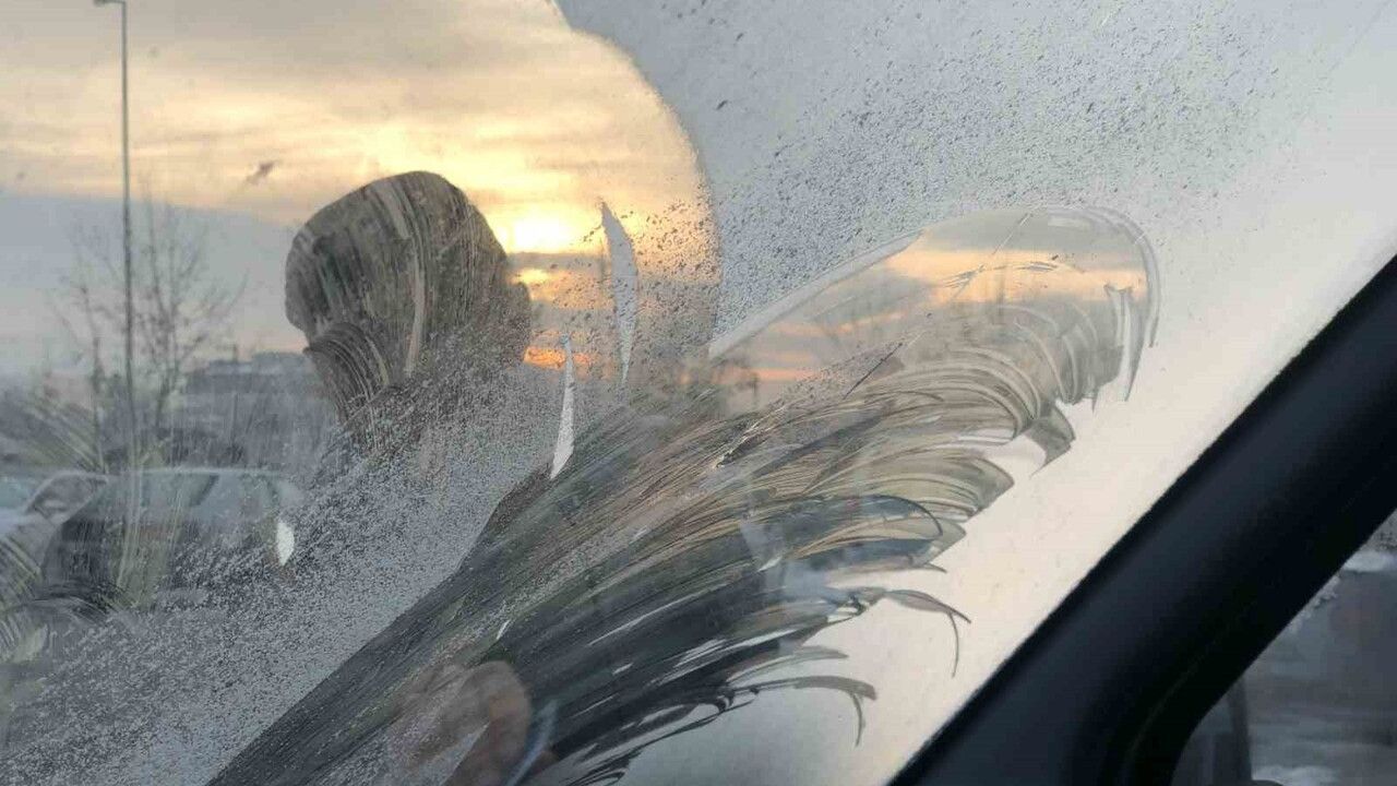 Refahiye'de Gece Sıcaklığı -6°C: Araç Camlarında Buzlanma ve Kırağı Oluştu