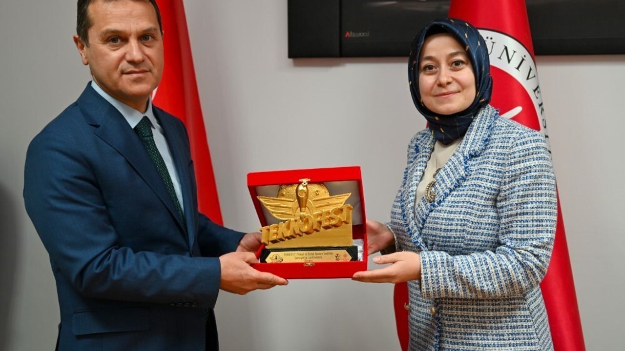 Rektör Topal, Teknofest 2025 ve Türkiye 2053'te dereceye giren öğrencileri tebrik etti